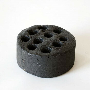 竹炭を石臼で粉末にし、練って作られた花止めです。サイズφ8×H3.5cm、穴φ1cm個装サイズ：13×13×10cm重量約245g個装重量：500g素材・材質竹生産国日本(A)おまけつき（商品とは関係ありません）別送fk094igrjs