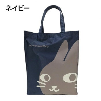 猫の大きな顔プリントがかわいい、縦型トートバッグ。ナイロンなので軽量で、雨の日でも使いやすくお手入れも楽々。中には取り外し可能な底敷が付いているので、重たい物を入れてもきれいな形をキープしてくれます。バッグ本体も自立して置くことができます。A4サイズ・500mlペットボトルもしっかり収納できるので、買い物やお出掛け用のデイリーバッグとしてはもちろん、旅行等のサブバッグにもおすすめです。サイズ約32.5×27×10cm個装サイズ：45.6×32.6×2.8cm重量個装重量：300g素材・材質ナイロン仕様ポケット:内側/オープンポケット×2カラー:ネイビー生産国中国(B)おまけつき（商品とは関係ありません）別送fk094igrjs