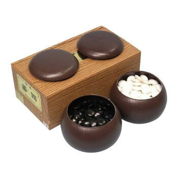 シンプルな碁石とブローのセットです。プラスチック製なので、落としても割れる心配がありません。 生産国:中国