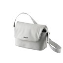 サッと取り出し、すぐ撮れる 一眼レフカメラと交換レンズひとつが収納可能なカメラショルダーバッグ“normas(ノーマス)” 一眼レフカメラと交換レンズひとつが収納可能なカメラショルダーバッグ“normas(ノーマス) …