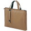 持ち手の長さを変えられる2ウェイタイプのバッグ。 B4用紙(257×364mm)(幅35mm)を収容できます。 ●素材 : ポリエステル ●生産 : カンボジア