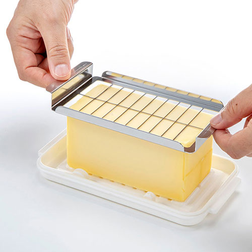 創造生活館のスケーター バターカッター&ケース バターナイフ付き BTG2DXN 関連（日常 生活 暮らし グッズ 商品 アイデア 時短 便利 父の日 母の日 寒さ 対策 結婚 プレゼント）｜アングル3