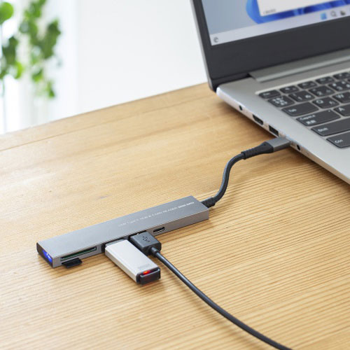 パソコン スマホ PC 周辺機器 便利グッズ アルミ素材でナイロンメッシュケーブル仕様の薄型カードリーダー Type-C接続 USB A 2ポート/Type-C 1ポートハブ付き 超スリムで持ち運びに便利なUSB 5Gbps 3ポー