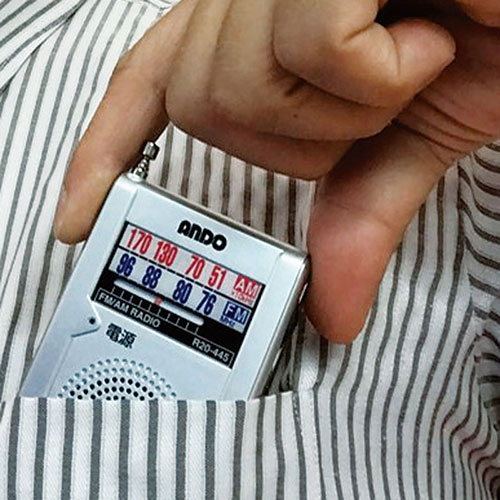 miniポケットラジオ ベルトクリップ・両耳イヤホン付 40mmスピーカー内蔵 卓上使用にも便利 K50310515 | ヘッドセット イヤホン ヘッドホン 関連単語 ワイヤレス アイディア 無線 骨伝導 スマホ スマートフォン iPhone アイフォン タブレッド pc パソコン