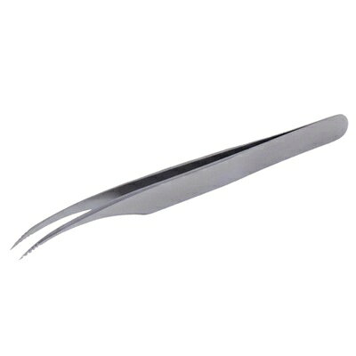 商品名【松風】ギザギザ掻き分けツイーザー＜type-i＞（日本製・全長13cm）仕様全長 : 13.0cm重さ : 17.6g材質 : ステンレス生産国 : 日本目頭・目尻まで、もう一歩踏み込める。サロンワークの効率を劇的に変える「ギザギザ掻き分けツイーザー type-i」地まつ毛の掻き分けに特化したシリーズの中で、type-iは緩やかなカーブで凹凸を回避するタイプ。お顔やまぶたの凹凸を自然に避けやすい形状で、目頭・目尻のピンポイントな掻き分けもスムーズに行えます。上から覗き込むスタイルで施術される方にも最適。独自の「ラッシュキャッチ構造」が、繊細なエリアの操作性を高め、サロンワークの質を引き上げます。商品の特徴秘密は独自の「ラッシュキャッチ構造」 先端に施された精密な凹凸。これが、地まつ毛を確実に捉える秘密です。松風が名付けた『ラッシュキャッチ構造 (Lash-Catch Structure)』は、まつ毛1本1本を溝(凹)がしっかり掴み、隣の毛と混ざらないよう的確にセパレートします。掻き分けた毛が溝にホールドされ逃げないため、何度もツイーザーを入れ直す手間がなく、スムーズな施術を実現します。サロンワークの「時短」を実現導入いただいたサロン様からは「新人スタッフの施術時間が大幅に短縮できた」とのお声も頂戴しており、施術者の経験を問わず、サロンワーク全体の効率アップに貢献します。【重要】お取扱い上のご注意本製品は、精密な掻き分け性能を実現するため、先端を非常にデリケートに仕上げています。破損を防ぎ、長くご愛用いただくため、以下の点に必ずご注意ください。1.落下・衝撃にご注意ください 先端は衝撃に非常に弱く、落下させると折れたり曲がったりする原因となります。2.力の入れすぎにご注意ください ツイーザーを閉じる際に力を入れすぎると、先端が反ってしまう可能性がございます。軽い力でご使用ください。3.保管は必ず専用ケースをご使用ください 保管時は必ず専用ケースに入れ、先端を保護してください。(ケースへの正しい収納方法を守らないと、ケース内部で先端が破損する可能性もあります)広告文責 有限会社ワイズギフト電話番号 050-3612-6714メーカー名 松風生産国 日本商品区分 化粧品＊当店の化粧品は、適切な環境で保管しています。また、化粧品の使用期限につきましても厳格に管理しています。安心して、お買い求めください
