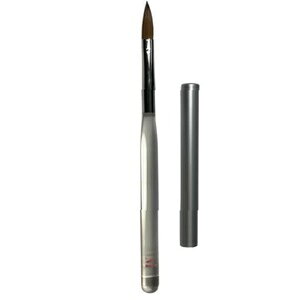 商品名Mirage ハイブリッドスカルプチュアブラシ仕様■サイズ：全長 165mm、毛丈 21mm、厚み 4mm、毛幅 6mm■素材：混毛(コリンスキー、ナイロン)ナイロン毛を追加することで耐久性が高まり、毛先のまとまりやしなやかなコシを維持しながら、毎日のサロンワークに求められる扱いやすさも追求しました。選ばれ続けた品質と耐久性を兼ね備えた、Mirageのハイブリッドブラシです。広告文責 有限会社ワイズギフト電話番号 050-3612-6714メーカー名 Mirage生産国 日本商品区分 化粧品＊当店の化粧品は、適切な環境で保管しています。また、化粧品の使用期限につきましても厳格に管理しています。安心して、お買い求めください