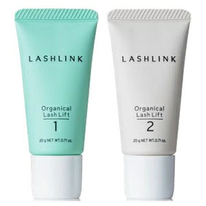 商品名LASHLINK オーガニカルラッシュリフト 1st＆2nd セット仕様■内容量：20g■使用期限：開封後／2か月　未開封／3年 【放置時間目安】軟毛・細毛・ダメージ毛：約5?6分標準毛：約7?8分硬毛・剛毛：約9?11分　※あくまで目安タイムです。毛質、ラッシュリフト履歴により異なるため、正確なタイムは技術者の方のご判断にて調整ください。【使用方法】前処理剤（Pre-Drop推奨）でまつげを洗浄し、まぶたにロッドを置いてグルーで巻き上げます。1st を塗布します。POINT約4〜5分で必ず軟化チェックを行ってください。軟化が足りなければ1〜2分追加放置をして、再度軟化チェックをしてください。足りなければさらに放置タイムを追加し、チェックを繰り返します。根元〜中間に4〜5分塗布→その後塗り広げ全体軟化の塗り分け推奨。その都度軟化チェックを行ってください。軟化が確認出来たら綿棒等で薬液をふき取り、中間水洗（PreーDrop推奨）中間処理剤LASHLINKと塗布。その後、2ndを塗布し約10〜12分置きます。POINT2ndは、5分／5分の塗り直しを推奨。タイム終了後、2液をきれいにふき取り、後処理剤（LASHLINKACID）を塗布 ロッドアウトし、まぶたに付着した薬液をきれいにふき取り仕上げる。全成分■1st水、チオグリセリン、セタノール、エタノールアミン、セテアリルアルコール、ミネラルオイル、ステアルトリモニウムクロリド、チオグリコール酸MEA、フクロフノリエキス、加水分解ケラチン（羊毛）、加水分解コラーゲン、トレハロース、セテス−20、グリセリン、エタノール、BG、エチドロン酸、セテス−10、リンゴ酸ジイソステアリル、ステアリン酸グリセリル、ヘキシルデカノール、パルミチン酸セチル、PCA−Na、乳酸Na、メチルパラベン、プロピルパラベン、ココイルアルギニンエチルPCA、ポリソルベート60、ヘキサエルカ酸スクロース、セテス−6、ジステアリルジモニウムクロリド、アルギニン、アスパラギン酸、PCA、グリシン、アラニン、イソロイシン、セリン、バリン、プロリン、トレオニン、フェニルアラニン、ヒスチジン、香料、フェノキシエタノール■2nd水、セテアリルアルコール、臭素酸Na、セトリモニウムクロリド、エタノール、セテス−20、オレイン酸グリセリル、クエン酸Na、ミリスチン酸イソプロピル、PEG−2オレアンモニウムクロリド、フェノキシエタノール、オレス−30、コカミドMEA、メチルパラベン、イソプロパノール、プロピルパラベン、エチドロン酸、クエン酸、青1商品画像はイメージです。色味・形状・質感などが実際の商品と多少異なる場合がございます。※パッケージや商品デザインは、変更となる場合がございます。あらかじめご了承ください。広告文責 有限会社ワイズギフト電話番号 050-3612-6714メーカー名 JUNOproducts生産国 日本商品区分 化粧品＊当店の化粧品は、適切な環境で保管しています。また、化粧品の使用期限につきましても厳格に管理しています。安心して、お買い求めください