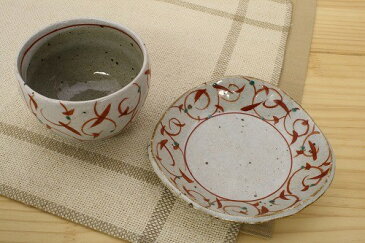 湯呑み 使い易い器 おしゃれ な 食器 焼き物の温もり 手造り陶碗皿 赤絵唐草 受け皿付き