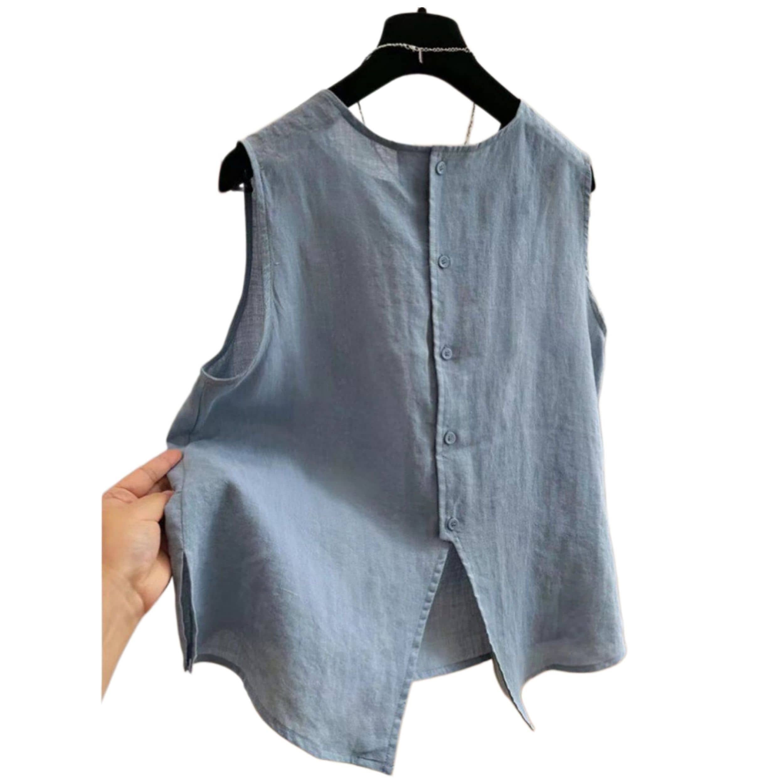 　　　 ◆◇◆売れている秘密◆◇◆ [M] バスト:96 着丈:59 / [L] バスト:100 着丈:60 / [XL] バスト:104 着丈:61 / [2XL] バスト:108 着丈:62 【涼しげなリネンタンクトップ】ナチュラルな風合いが魅力のレディースノースリーブは、シンプルで洗練された無地のデザインが特徴です。首元を美しく見せるラウンドネックと、サイドにあしらわれたスリットが抜け感を演出します。デイリーユースからリゾートシーンまで、爽やかで上品なコーディネートを叶えます。 【体型カバーが叶うノースリーブブラウス】肩幅を広めに設計したノースリーブブラウスは、気になる脇肉や二の腕をさりげなくカバーします。後ろ姿もおしゃれに決まるバックボタンとスリット仕様で、ゆったりとしたシルエットながらも、着痩せして見えるデザインが魅力的なレディーストップスです。 【涼感あふれるリネンシャツ】優れた通気性と吸湿性を備えたリネンシャツは、汗ばむ季節でも肌に張り付かず、一日中快適な着心地をキープします。柔らかく肌触りの良い仕上がりで、お出かけ時のカジュアルシャツとしてはもちろん、おうち時間をリラックスして過ごすためのルームウェアとしても最適です。 【着回し力抜群の重ね着インナー】シワになりにくくお手入れが簡単なインナーシャツは、旅行や出張の持ち運びにも便利です。1枚での着用はもちろん、カーディガンやジャケットを羽織ったレイヤードスタイル用の重ね着インナーとしても活躍し、ワードローブの定番として長くご愛用いただけます。 　　　◆◇◆注意事項◆◇◆ご覧のモニターの環境、撮影環境により実物と色味が異なって見える場合がございます。湿った状態で他のものと擦り合わせると色が移る恐れがあります。濃色品の洗濯時は、白色、淡色と分けて洗ってください。説明 【商品紹介】 ◆[M] バスト:96 着丈:59 / [L] バスト:100 着丈:60 / [XL] バスト:104 着丈:61 / [2XL] バスト:108 着丈:62 ◆【涼しげなリネンタンクトップ】ナチュラルな風合いが魅力のレディースノースリーブは、シンプルで洗練された無地のデザインが特徴です。首元を美しく見せるラウンドネックと、サイドにあしらわれたスリットが抜け感を演出します。デイリーユースからリゾートシーンまで、爽やかで上品なコーディネートを叶えます。 ◆【体型カバーが叶うノースリーブブラウス】肩幅を広めに設計したノースリーブブラウスは、気になる脇肉や二の腕をさりげなくカバーします。後ろ姿もおしゃれに決まるバックボタンとスリット仕様で、ゆったりとしたシルエットながらも、着痩せして見えるデザインが魅力的なレディーストップスです。 ◆【涼感あふれるリネンシャツ】優れた通気性と吸湿性を備えたリネンシャツは、汗ばむ季節でも肌に張り付かず、一日中快適な着心地をキープします。柔らかく肌触りの良い仕上がりで、お出かけ時のカジュアルシャツとしてはもちろん、おうち時間をリラックスして過ごすためのルームウェアとしても最適です。 ◆【着回し力抜群の重ね着インナー】シワになりにくくお手入れが簡単なインナーシャツは、旅行や出張の持ち運びにも便利です。1枚での着用はもちろん、カーディガンやジャケットを羽織ったレイヤードスタイル用の重ね着インナーとしても活躍し、ワードローブの定番として長くご愛用いただけます。 【洗濯の注意事項】 ★洗濯機洗い可/手洗い可