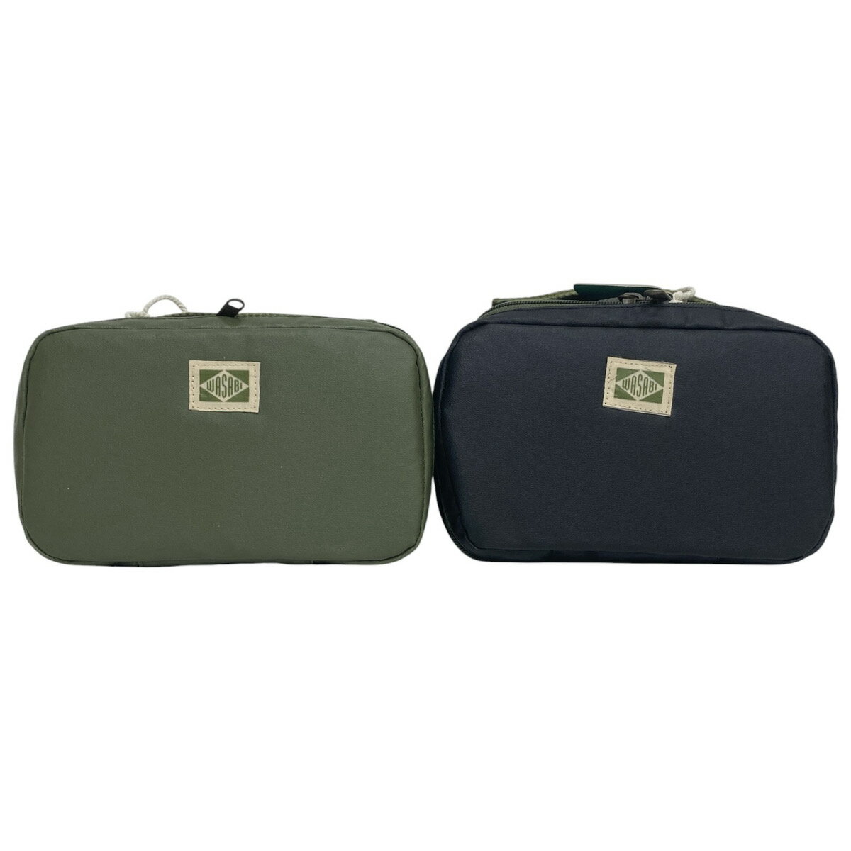 BEER＆WAX COOLER CONTAINER 350mlの缶ビール3本がジャストサイズで収まるように設計された、クーラーコンテナです。 内側には断熱材を採用し、保冷効果を維持。お好みの温度でドリンクを楽しむことができます。 1Lの容量は、サーフギア（トライフィンやツインフィン）の収納から、 日用品の持ち運びまで幅広く活躍する絶妙なサイズ感。 小物を整理するのに便利な内側のジップポケットも備えています。 ビール、サーフギア、ガジェット、カメラなど、あなたの冒険に必要なものを自由に詰め込んでください。 ●素材： ポリエステル、断熱材（ライナー） ●サイズ：21 x 12 x 7 cm ●カラー：OLIVE GREEN , BLACK ★海外製品の為、縫製部分に多少のほつれが見られる場合がございますが、品質上に問題はございませんので予めご了承ください。 ★製造時期により同じカラーでも商品により色合いが異なる場合がございます事を予めご了承ください。
