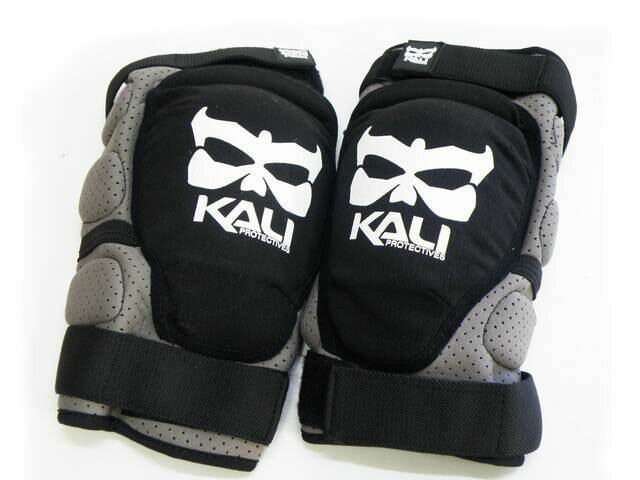 KALI Protectives AAZIS Soft Knee Guard （カリプロテェクティブス　ニーガード） ヒザパットです。 伸縮性のある素材で、膝をホールドしズレを防止する為に膝上部分と膝下部分にマジックテープで微調整します。 膝の部分に硬質プラスティックを使用し転倒時の衝撃をカバー。 通気が良く全体にパッドを縫込み側面の衝撃にも対応。 マジックテープにて微調整が可能。 MINIMOTO、スケボー、BMXに最適！ 適合サイズ：（男女） 女性　身長156cm　体重42キロ　Sサイズを使用しております。 男性　身長170cm　体重70キロ　Lサイズを使用しております。 【kali】【カリ】【ニーガード】【プロテクター】【サポーター】【膝ガード】【膝パット】　