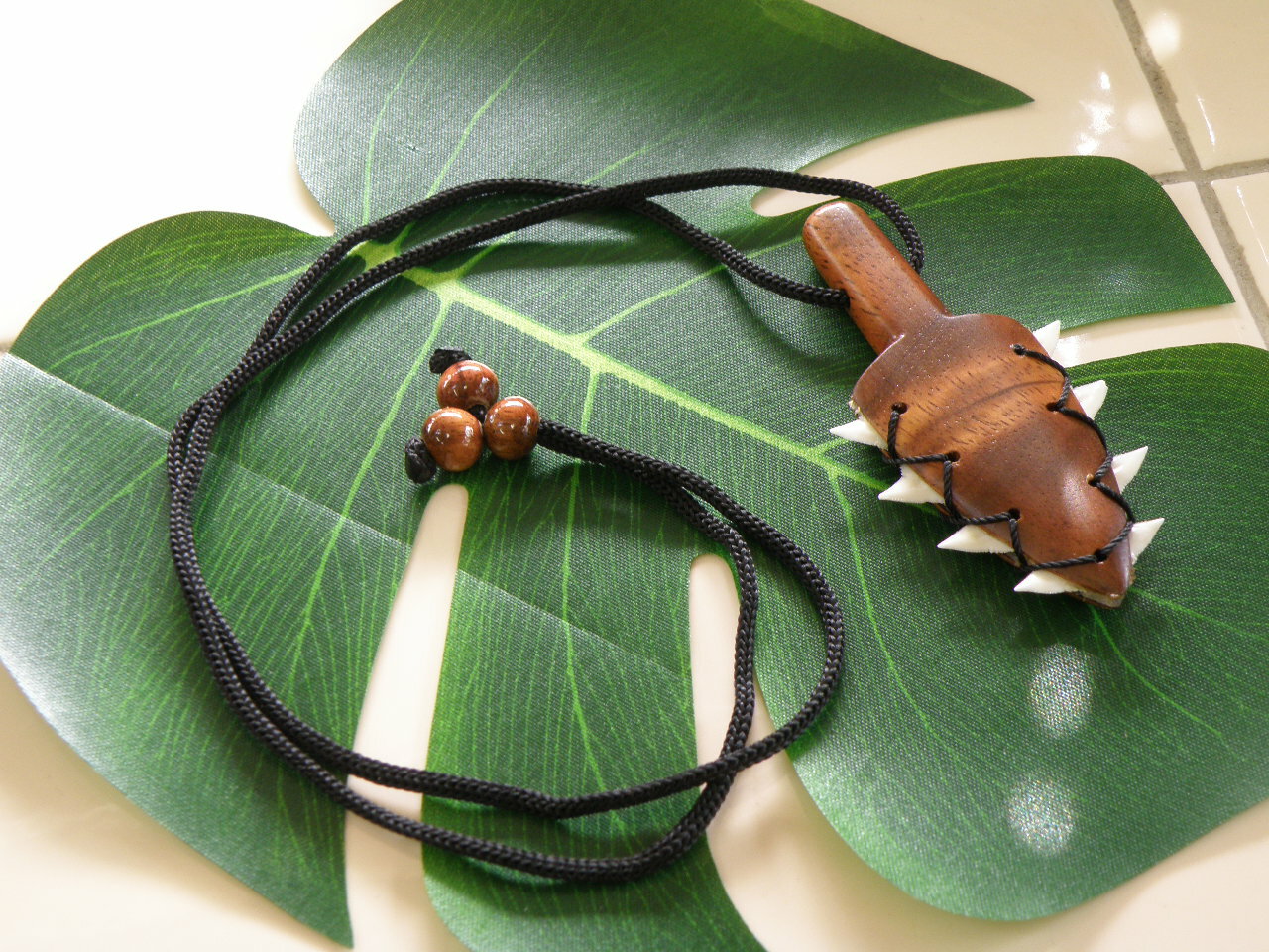 KOA LEI O MANO SHARK TEETH PENDANT サメの歯 鮫 メンズ フラダンス サーフ サーファー アロハ ハワイアンジュエリー コアウッド HAWAIIAN JEWELRY KOA アクセサリー ペンダント ネックレス …