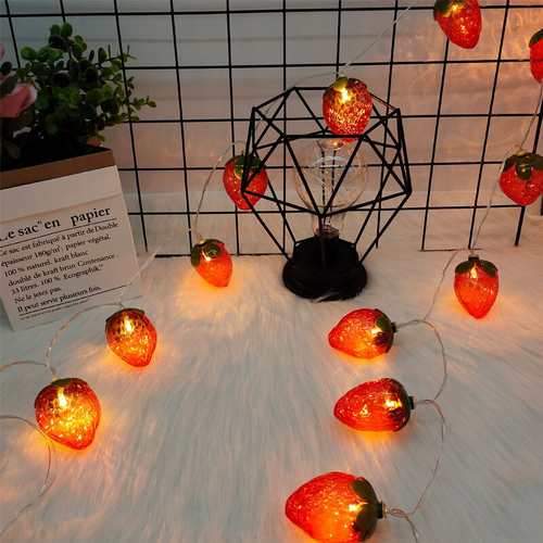 Strawberry String Lights LED 20球 （ストロベリー ストリングライト） お庭パーティー、お部屋の飾りにムード満点。 ステキにパーティー会場アレンジを。 サイズ（本体） 全長　約3m 約縦6cm（苺の全長） 20球です。 単三乾電池3本使用（付属しておりません。） 輸入品です。 パッケージにダメージがある場合がございます。 製造時からの多少の接着剤のはみだし、擦れ、剥げ、ずれがある場合がございます。 ヘタの色合いに個体差がございます。 【電飾】【パーティライト】【ライト】【飾り】【クリスマスツリー】【Strawberry String Lights】【イルミネーション】【ストリングライト】【苺】【ストロベリー】　