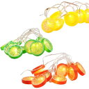 Lemon Lime Orange String Lights LED 10球 （レモン ライム オレンジ ストリングライト） お庭パーティー、お部屋の飾りにムード満点。 ステキにパーティー会場アレンジを。 サイズ（本体） 全長　約1.5m 直径約5cm 10球です。 1個の価格です。 3タイプからお選びください。 単三乾電池2本使用（付属しておりません。） 輸入品です。 ボックスには入っておりません。 パッケージに若干のダメージがある場合があります。 製造時からの多少の接着剤のはみだし、擦れ、剥げ、ずれがある場合がございます。 【電飾】【パーティライト】【ライト】【飾り】【クリスマスツリー】【イルミネーション】【ストリングライト】【レモン】【オレンジ】【ライム】　