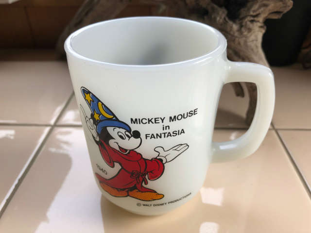 【中古】Fire King MICEY MOUSE in FANTASIA Mug ファイヤーキング ミッキーマウス イン ファンタジア マグ 中古 海外輸入中古品 Fire King Anchor Hocking Micey Mouse ファイアーキング マグカップ USA ビンテージのサムネイル