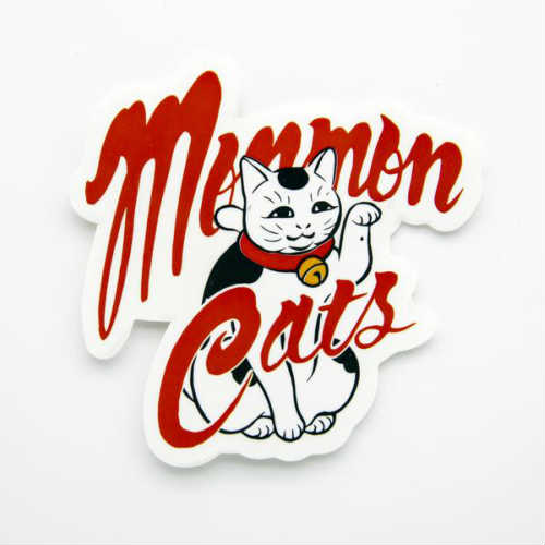 MONMON CATS Maneki Cat Sticker モンモンキャットのステッカーです。 お好きな場所に貼って楽しむことができます。 スマホケースなどに挟むのもおすすめです。 猫好きやモンモンキャットファンにおすすめなアイテムです。 ベースはクリアです。 サイズ 縦約7.5cm×幅約7.5cm こちらの商品は【ネコポス】対応です。 ※アメリカ輸入品です。 【Monmon cats】【モンモンキャット】【刺青】【タトゥー】【ステッカー】【シール】【猫】【ねこグッズ】【ネコ】【アメリカ】