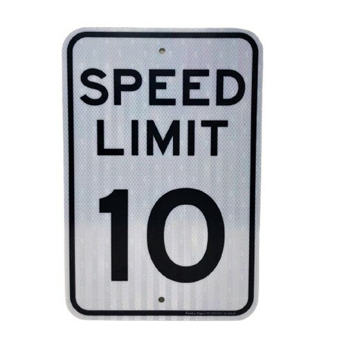 SPEED LIMIT 10マイル 看板 SPEED LIMITの看板 屋外でも屋内でもご使用いただける耐久性抜群のアイテム！ 反射機能を備えており、暗い場所でもしっかりと視認できます。 厚手でしっかりとした材質の看板です。 ガレージ、お部屋のインテリアなどに。 【サイズ】 縦45cm　横30cm 【材質】 アルミニウム製 【特徴】 ・防錆アルミニウム、反射シート ・取り付けが簡単な取り付け穴付き アメリカ輸入品です。 ※新品未使用ですが商品の特性上、多少のゆがみや反り、傷・色はげ等がある場合がございます。 【アメリカ】【SPEED LIMIT】【SPEED】【LIMIT】【速度制限】【看板】【アルミニウム看板】【USA】【標識】　
