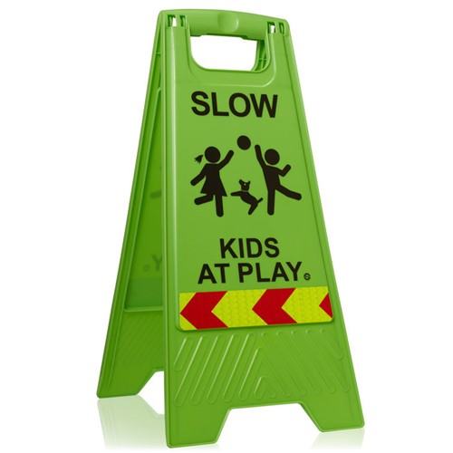 Slow Kids at Play Sign Green スロー キッズ アット プレイ サイン グリーン 子供たちの安全を守る屋外用看板です。 子供の飛び出しなどを注意喚起する看板です。 学校、幼稚園、子どものイベントの警告看板として。 子どもの横断する道路に設置し車への注意を喚起します。 風が強い場所でのご使用の際は、飛ばない様に固定してご使用下さい。 ※1枚の価格です。 サイズ 高さ約62cm　横約29.5cm 注）足部分を広げて使用しますがプラスチック製ですので無理に広げますと破損する恐れがあります。 広げてからの破損での返品はお受けできかねます。 ※アメリカ輸入品です 精密機械ではございませんので多少のペイントの擦れ、傷、反りなどがある場合がございます。 【kids at PLAY Sign】【屋外用看板】【キッズ】【子供の飛び出し注意】【サイン】【警告】　