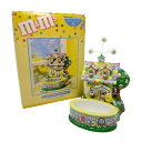 M&M's Easter Bunny House （m&m's イースター バニー ハウス） 海外直輸入USED品 m&m'sのチョコレート容器です。 小物入れにもおすすめです。 ライトがつきます。 主な材質：陶器 本体サイズ 高さ約22cm　幅約15.5cm　奥行約18cm ※アメリカ輸入品です。 精密機械ではございませんので生産段階での凹凸、塗料の色ムラ、剥げなどある場合もございます。 細かいキズや着色などがございます。 パッケージは凹み、破れ、接着テープなどのダメージがございます。 ビンテージ品につき細かい事が気になる方はご購入をお控え下さい。 【m&m's】【エムアンドエムズ】【チョコレート】【アメリカ】【アメリカン】【イースター】　