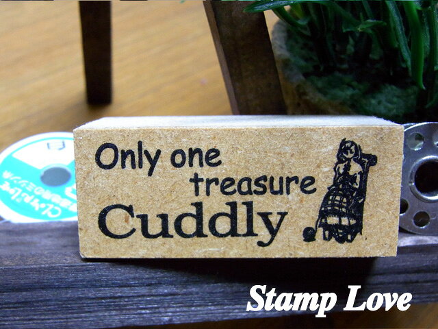 本体のサイズ 2cm×5cm 持ち手の長さ 3.2cm 和訳 cuddly=抱きしめるほどかわいいたった一つの宝物。 どうぞ作品の仕上げ、タグテープを、お使い。 バーサクラフトかステイズオンにて捺印して下さい。