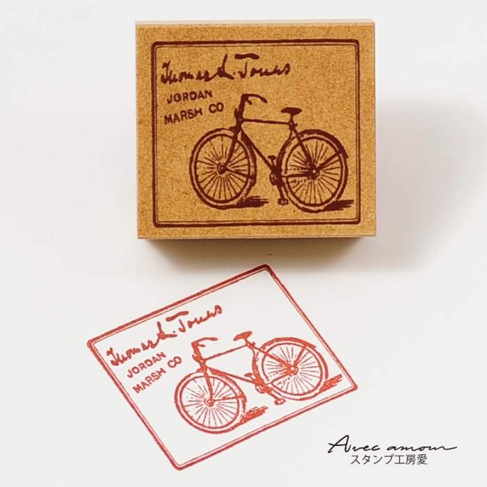 自転車が可愛いアンティーク風の絵柄のスタンプ。 ノートや手紙に使えそうな絵柄ですが、 手芸などに使っても可愛い感じです。 商品明細 素材 エコウッド・天然ゴム 本体サイズ 50mm×45mm ★他の種類はこちら♪ ※メーカー希望小売価格はメーカーカタログに基づいて掲載しています※　