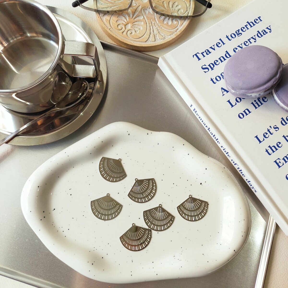 ＼今だけ クーポン ！11/20~11/27 限定 ／ 4個// メタルチャーム メタルパーツ シルバー 扇 合金パーツ..