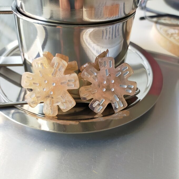 4個// フラワーパーツ 花 フラワー 貼り付けパーツ アクリル アクセサリーパーツ ハンドメイドパーツ アクセサリー素材 デコパーツ 問屋 卸 専門店 アクリルストーン 大ぶり 手作り 手作りアクセサリー KF40