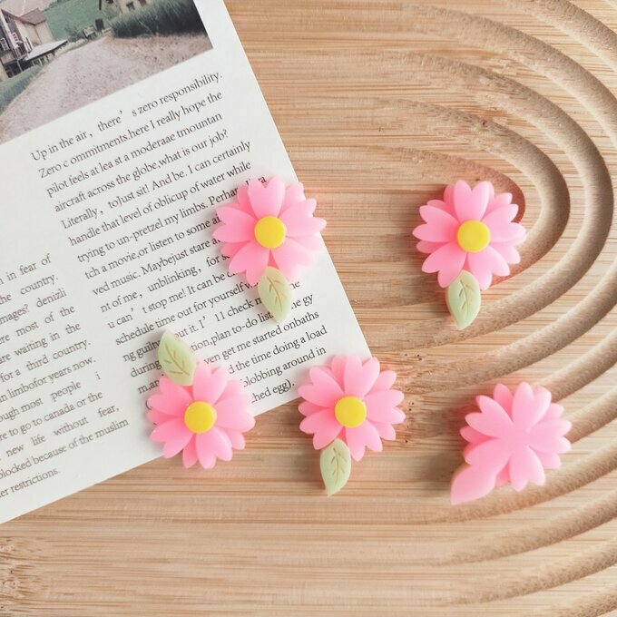 商品情報INFO*弊社取り扱い品はインポート品になりますので、印刷のズレ・バリ・摩擦による小傷が生じてしまいます完璧をお求めのお客様、神経質なお客様のご購入はご遠慮くださいますようお願い申上げます*宅急便等での発送時、荷物受取を行っていただけず荷物が弊社宛に返送された場合に関しましては、送料を加算させていただくことになりますので、期間内にお受け取りください*領収書発行は行っておりません振込用紙、クレジット明細等で税務署への申告をお願いいたします*欠品が生じました場合恐れ入りますが、出荷前にご連絡をさせていただきましてご返金にてご対応をさせていただきますので、悪しからずご理解ご了承くださいませSIZE24*33mm4個// デコパーツ 花 フラワー フラワーカボション カボション 貼り付けパーツ アクリルパーツ アクセサリーパーツ パーツ ハンドメイドパーツ ハンドメイド 材料 手作りアクセサリー KF7 パーツ オリジナルデザイン アクリルパーツ アクセサリーパーツ パーツ ハンドメイドパーツ ハンドメイド材料 ＜＜商品説明＞＞可愛いフラワーカボション入荷いたしました▲アクリル素材の為、小傷が生じる場合がございますので、ご理解の上お求めくださいませ＜＜INFO＞＞弊社取り扱い商品の9割以上がインポート製品につき、色ムラ、バリ、欠け等ある場合もございます。梱包時には検品を行っておりますが見落としがある場合もございます、不良品に関しましてはご到着後、5日以内に不良個所がわかるようにお写真にてご連絡をお願いいたしますいかなる場合も5日を超えました不良品のお問合せに関しましては御受け致しかねますなお、インポート製品の為、小傷、バリ、色むら等に関しましては返品交換を承れませんので、神経質な方、完璧をお求めのお客様のご購入はご遠慮くださいませ撮影に関しまして、モニター環境などで若干色味が違って見える場合もございますが出来るだけ実物に近い形で、自然光にて撮影しております。ご使用の端末により写真の色と実物の色が多少違う場合もございますが交換対象にはなりません 2