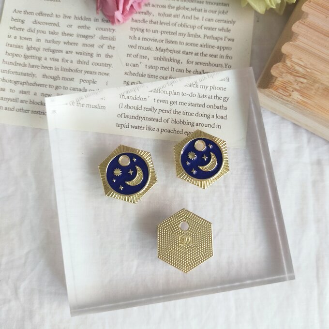 ＼今だけ クーポン ！11/20~11/27 限定 ／ 4個// メタルチャーム 月 メタルパーツ ゴールド 合金パーツ..