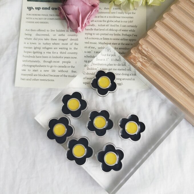 ＼今だけクーポン!3/20〜26／4個// フラワーパーツ 花 フラワー カボション 貼り付けパーツ アクリル アクセサリーパーツ ハンドメイドパーツ ピアス 素材 デコパーツ 手作り ハンドメイドアクセサリー 部品 副資材 問屋 卸 専門店 KF43B