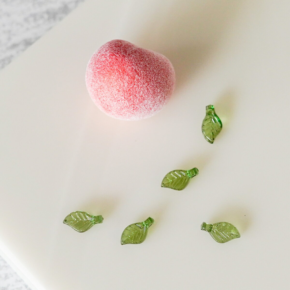 ＼今だけクーポン?2/19〜26／2個 //立体 カボション リアル素材 もも 葉 アクセサリーパーツ パーツ ハ..