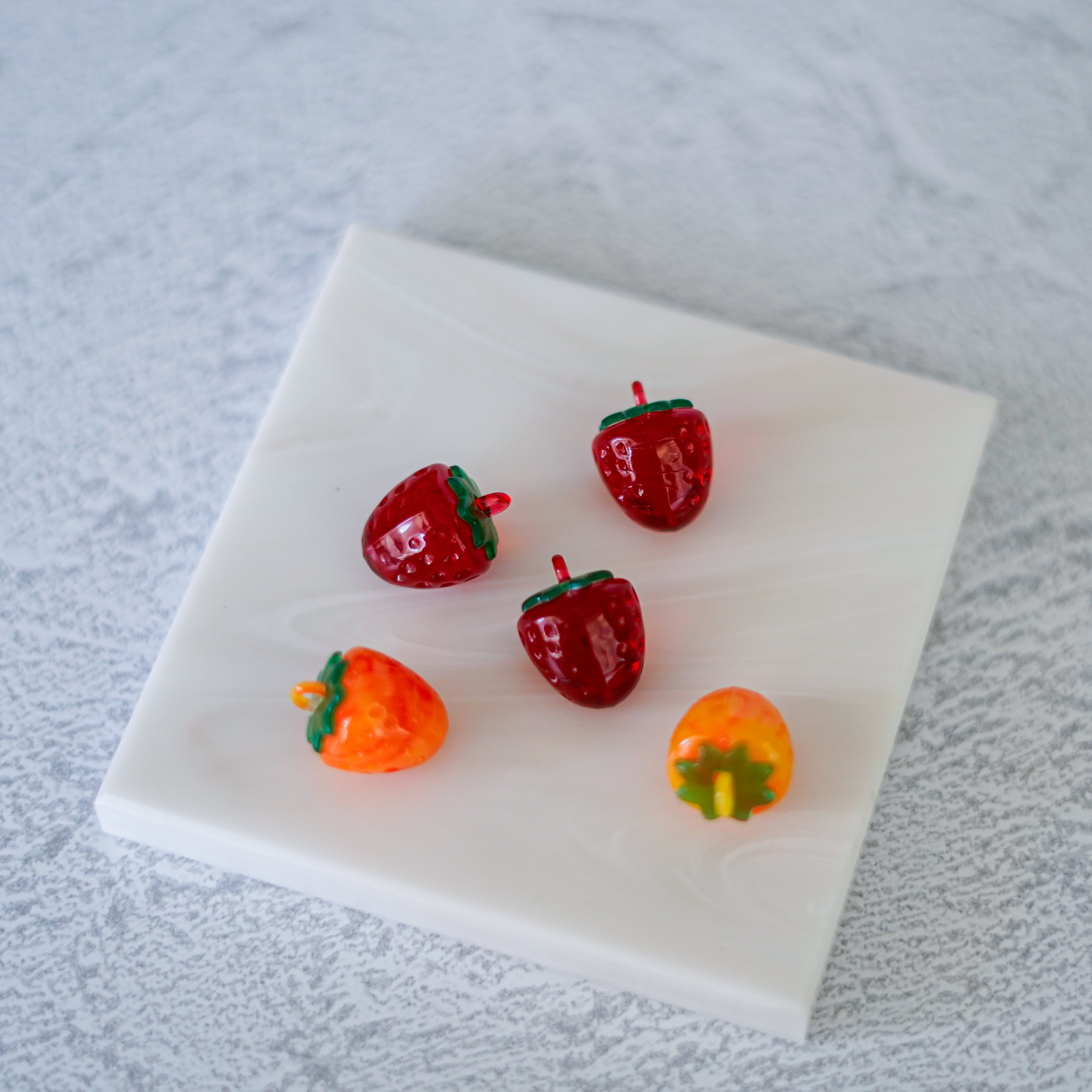 4個// アクリルパーツ 苺 ストロベリー オレンジ レッド 赤 フルーツパーツ アクリル ピアス素材 アク..
