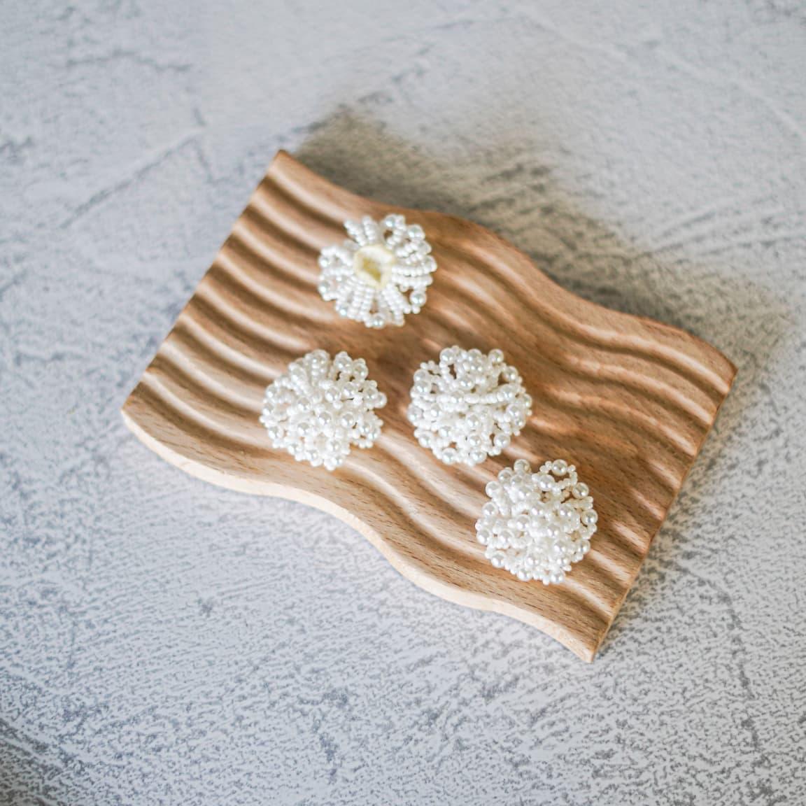 商品情報INFO*弊社取り扱い品はインポート品になりますので、印刷のズレ・バリ・摩擦による小傷が生じてしまいます完璧をお求めのお客様、神経質なお客様のご購入はご遠慮くださいますようお願い申上げます*宅急便等での発送時、荷物受取を行っていただけず荷物が弊社宛に返送された場合に関しましては、送料を加算させていただくことになりますので、期間内にお受け取りください*領収書発行は行っておりません振込用紙、クレジット明細等で税務署への申告をお願いいたします*欠品が生じました場合恐れ入りますが、出荷前にご連絡をさせていただきましてご返金にてご対応をさせていただきますので、悪しからずご理解ご了承くださいませSIZE30mm4個// ピアスパーツ カボション 変形 パールパーツ ピアスパーツ ビーズデザイン ホワイト アクセサリーパーツ パーツ ハンドメイドパーツ ハンドメイドピアス イヤリング 仕入れ 問屋 専門店 おしゃれ 手作り 可憐 ウェディング 03-08-002 ピアスパーツ ビーズパーツ アクセサリーパーツ パーツ ハンドメイドパーツ ＜＜商品説明＞＞アクセサリーパーツ入荷いたしました！小さめのパールが可憐なビーズパーツです。半球のような立体感があり、高級感があります。穴なし、貼り付けパーツ輸送時のかすれによる若干の小傷が生じますので、ご理解の上お求めくださいませ＜＜INFO＞＞弊社取り扱い商品の9割以上がインポート製品につき、色ムラ、バリ、欠け等ある場合もございます。梱包時には検品を行っておりますが見落としがある場合もございます、不良品に関しましてはご到着後、5日以内に不良個所がわかるようにお写真にてご連絡をお願いいたしますいかなる場合も5日を超えました不良品のお問合せに関しましては御受け致しかねますなお、インポート製品の為、小傷、バリ、色むら等に関しましては返品交換を承れませんので、神経質な方、完璧をお求めのお客様のご購入はご遠慮くださいませ撮影に関しまして、モニター環境などで若干色味が違って見える場合もございますが出来るだけ実物に近い形で、自然光にて撮影しております。ご使用の端末により写真の色と実物の色が多少違う場合もございますが交換対象にはなりません30mm 2