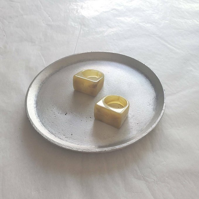 ＼今だけクーポン!3/4～11／(2個)指輪 アクリルリング (マスタードマーブル) フリーサイズ ハンドメイド リング プラスチックパーツ パーツ 素材 資材 材料【0-OTH-747】