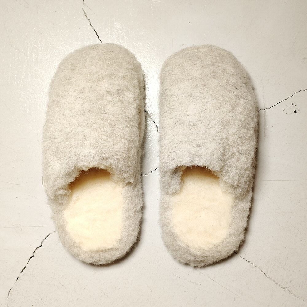 SLIPPER BASICは、そのネーミングの通り【COLDBREAKER】の定番ルームシューズです。天然ウール素材100％を使用しているため履き心地も軽く、保温性も高いので足元を快適に暖めてくれます。吸湿性にも優れ蒸れにくいので素足で履いても心地良さを実感できます。ソールはラバーの滑り止め付き。高い機能性と、もこもこのフォルムもかわいく、インナーカラーのナチュラルがアクセント♪普段使いから冬のギフトにもピッタリなアイテムです。 カラー： ライトグレー 素材：　 パイル部分　ウール100%　　ソール部分：ポリエステル、ラバー 【サイズ】(普段履く靴サイズの目安) 37/38 (約22.5〜24cm) 39/40 (約24〜25.5cm) 43/44 (約26〜27.5cm) 生産国：ポーランド ※若干の個体差が生じる可能性がございますので予めご了承ください。 ●　お手入れ方法　● 日常のお手入れは手でゴミを払ったり、風通しの良い日陰で平干しをする程度で充分です。洗濯をする場合はネットに入れて洗濯機のデリケート洗いをおすすめ致します。お洗濯は若干なりとも型崩れが生じますので、シーズンオフで収納しておく場合や極端に汚れてしまった場合のみにとどめておくのが良いでしょう。 ※画面の色は、ブラウザや設定により実物と若干異なる場合があります。予めご了承の上、お買い求め下さい。“COLDBREAKER” IRELAND COLDBREAKER(コールドブレイカー)は、2010年、アイルランドのダブリンで創業。オーストラリア産の上質なウールを使用した室内用の履物からスタート。その後順調に販路を伸ばして、ウールのルームウェアやヘッドウエア等、アイテムを広げていく。生産拠点を、欧州の中でも腕の良い熟練職人が多く、尚且つ工賃が抑えられるポーランドに移したことで現在でも高品質ながらリーズナブルなプライスで提供することができている。常にケルト文化を意識し、厳しいアイルランドの自然と季節を意識した機能的で柔らかいデザインが評価されています。 《 COLDBREAKERの取扱商品全てを見る》