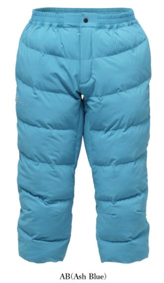 ジャケット/Curvy Cargo Pants / ZAM24OB04 ※店内展示していた商品です。目立った汚れはありませんが展示品となりますので予めご了承下さい。 寒冷地でも快適な滑走を。優れた保温性を誇る3/4丈インシュレーションパンツ ZAM26IT03ジャケットと同素材を使用した3/4丈インシュレーションパンツ。スキーパンツの下にレイヤリングすることで、優れた保温性を発揮し、寒冷環境下でも快適な滑走をサポートします。 寒冷環境でも体温を逃がさない「優れた保温性とレイヤリング設計」 アウターであるスキーパンツの下に重ね着（レイヤリング）することを前提に作られた、インシュレーション（中綿入り）パンツです。 過酷な寒冷地でも下半身をしっかりと温め、冷えによるパフォーマンスの低下を防ぎます。 スキーブーツと干渉しない「計算された3/4丈シルエット」 スキーブーツの中に生地が入り込まない3/4丈を採用しています。ブーツ内での生地のダブつきや不快な圧迫感を防ぐため、足元のシビアなフィット感を損なうことなく、スマートに暖かさをプラスできます。 Fabric 表：フルダルナイロン4Wayストレッチタフタ （ナイロン85%、 ポリウレタン15%） 裏：ポリエステルストレッチツイル （ポリエステル100%） 中わた：smawarm (リサイクルポリエステル) Mサイズ　 【ハーパン】【スキー場】【ゲレンデ】【オシャレ】【防水】【志賀高原】【ウィンター】【人気ウェア】【人気ブランド】【おしゃれウェア】【メンズ】【レディース】メーカー希望小売価格はメーカーカタログに基づいて掲載しています※本商品はご注文タイミングやご注文内容によっては購入履歴からのご注文キャンセル、修正を受け付けることができない場合がございます。