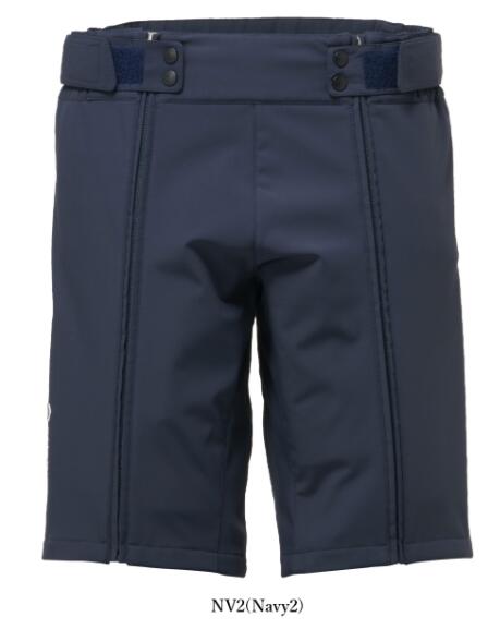 ジャケット/Curvy Cargo Pants / ZAM24OB04 ※店内展示していた商品です。目立った汚れはありませんが展示品となりますので予めご了承下さい。 スキー靴のままスムーズに着脱。雪上パフォーマンスを支える高保温ハーフパンツ ZAM25WT02ジャケットと同素材を使用した高機能ハーフパンツ。レーシングスーツの上から着用することで優れた保温性を発揮し、雪上でのパフォーマンスをサポートします。サイドファスナー付きで、スキー靴を履いたままでもスムーズな着脱が可能です。 スキーブーツのままスムーズに着脱できる「サイドフルオープン仕様」 両サイドのファスナーが全開になるため、ブーツを履いたままスピーディーな着脱が可能。 競技前のウォームアップや急な体温調節など、現場での使い勝手に優れています。 下半身を冷やさない「高保温・防水透湿スペック」 レーシングスーツの上からでもしっかり温める高い保温性を確保。耐水圧20,000mm・透湿性20,000gの本格スペックで、雪を防ぎつつウェア内のムレを効果的に逃がします。 ハードな動きを妨げない「4Wayストレッチ」 しなやかに全方向へ伸びる4Wayストレッチ素材を採用。重ね着をしてもごわつきにくく、ダイナミックな動きにもストレスなく追従します。 同素材のジャケットにW-T Soft Shell Jacket(ZAM25WT02)がございます。 Fabric 本体：フルダルナイロン4Way ストレッチタフタ3L ［バックサイドポリエステルフリース］ （ナイロン88%、ポリウレタン12% ［ポリエステル88%、ポリウレタン12%］） Function フルオープン ウエストベルト Mサイズ　 【ハーパン】【スキー場】【ゲレンデ】【オシャレ】【防水】【志賀高原】【ウィンター】【人気ウェア】【人気ブランド】【おしゃれウェア】【メンズ】【レディース】メーカー希望小売価格はメーカーカタログに基づいて掲載しています※本商品はご注文タイミングやご注文内容によっては購入履歴からのご注文キャンセル、修正を受け付けることができない場合がございます。