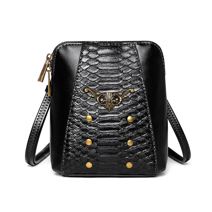 【楽天スーパーSALE 10%OFF】ボディバッグ ショルダーバッグ ヘビ柄 スネークスキン パンク ウエストバッグ レディース メンズ スモールバッグ おしゃれ リベット スタッズ スクエアバッグ 斜め掛け ミニバッグ スマホバッグ ブラック PUレザー おしゃれ かっこいい