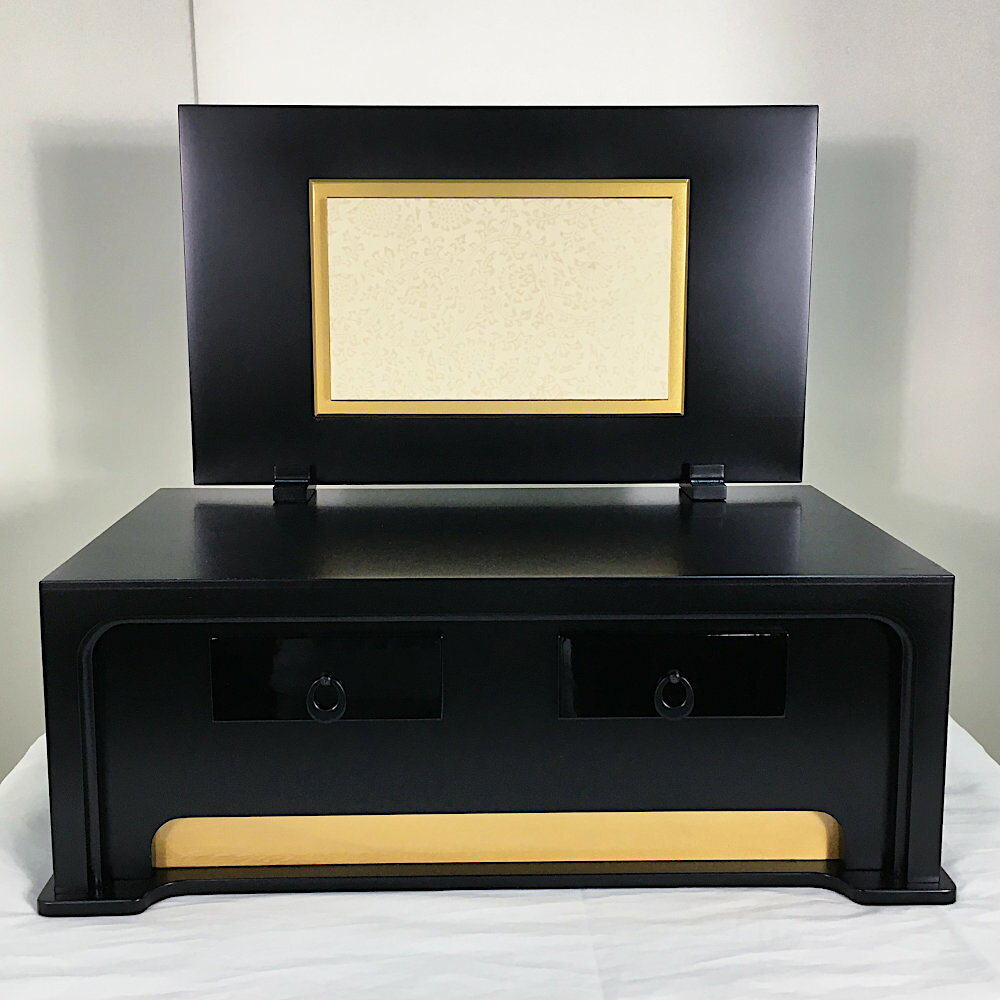 ※こちらのお品物は、ワケあり品のため特別にお安くさせて頂いております。 【訳あり品】と付いたお品物の返品・交換は不可とさせて頂きます。 何卒ご理解の上、お求め下さいますようお願いいたします。 訳あり内容 ※倉庫保管品 数年前の品物ですが未使用新品です。本品自体の状態に特に問題点はございません。 長期保管品のため、外箱には多少の細かい傷、汚れ、経年感がある場合がございます。 また、1点限りのため、返品・交換は出来ません。 ご贈答には向かない商品ですので、予めご了承下さいませ。 木製黒塗り収納台 サイズ 間口52cm×奥行31cm×高さ47cm (飾り時) 特徴 金塗りを一部施した艶消黒塗の収納飾台と艶消黒塗屏風です。 備考 ※通常1日〜3日で出荷が可能です。 【重要】訳有り商品についての注意事項 こちらの商品は店頭展示品、倉庫保管品等の理由により新作新品として販売できない商品でございます。 特に目立つキズ・汚れ等は記載しておりますが、全体的に下記のような注意点がございます。 ご理解をいただきまして、ご注文いただきますようお願いいたします。 ■保管状況により、ケース・屏風・台・鍬形等に通常使用の範囲での小キズ、多少の汚れがあるものがございます。 ■人形・兜・鎧は比較的状態の良いものを使用しておりますが、生地部分等は経年による変色がみられるものがございます。 ■外箱も同様に経年による多少の変色やキズ・汚れがある場合がございます。 ■飾り台に畳を使用しているものは、経年による変色をしているものがございます。 ■こちらの商品はほとんどが1点限りの商品です。修理・返品・交換はお受けできかねます。 ■万が一配送段階で破損があった場合には、返品・返金にて対応をさせていただきます。 上記の理由により、格安にて販売しております。 神経質な方、贈答用には向きません。自宅用、店舗や施設のディスプレイ等にお勧めです。 ご理解をいただきまして、ご注文いただきますようお願いいたします。 他の訳あり品を見る TOP