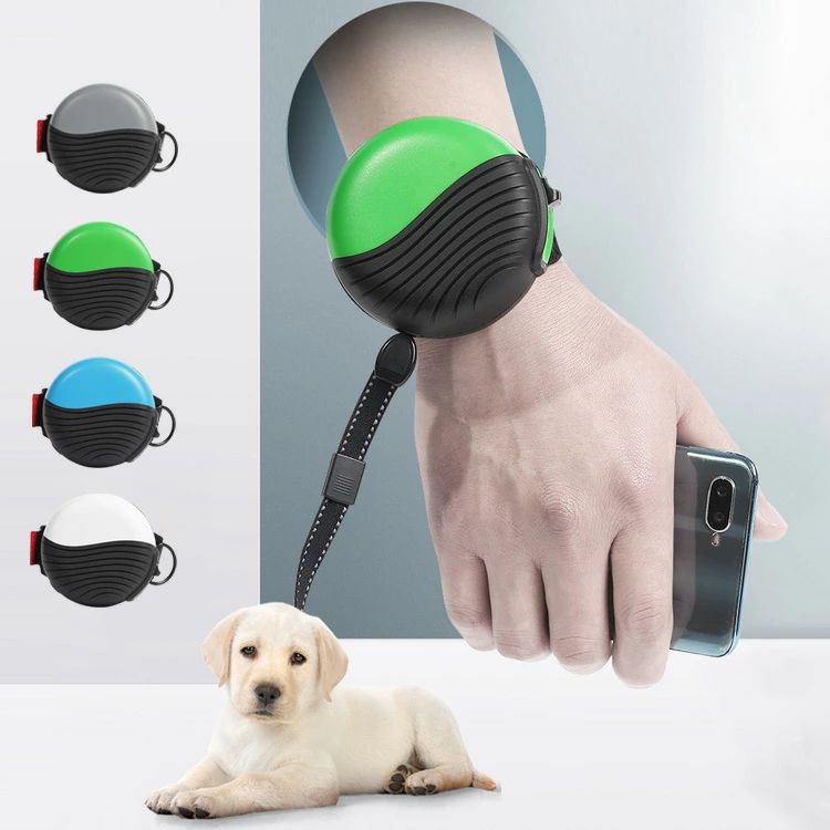 商品名:犬用伸縮リード 素材:ナイロン、ABS、金属 ローブ長さ:3M 荷重：20kgまで カラー:グレー、ブルー、ホワイト、グリーン 生産国:中国 毎日お気楽にかわいがっている犬と散歩できるアイテム！ ワンタッチ式で片手でロックでき、放出させたり巻き戻しもできることで、とても便利です。 最大3メートルまで引き伸ばせるので、愛犬をコントロールしながら最大に自由 にさせられます。 人間工学に基づいたデザイン: マジックテープ式で手首につけやすいです。つけ心地も快適に！ 丈夫なナイロンで作られたロープが、頑丈で切れにくく絡みにくい設計になっています。 体重20kgまで対応できます。 ご注意: 1、大型犬がリードを噛むと切れやすくなります。事故防止のため、適応サイズ以外の犬には使用しないでください。 2、犬の習性を十分理解したうえで、強く引く場合は適応体重に余裕のある製品を購入してください。 3、使用期間に関わらず、金具部のサビ、磨耗や亀裂、ひものほつれ、毛羽立ち、伸縮や摩擦などによる傷みが目立ち始めたら、事故防止のためにもすぐに新しいものとお取り替えください。 4、リードの部分を直接持ったり、身体の一部に巻きつける等は絶対にしないでください。怪我の恐れがあります。 5、近くを通る人や走っている人に十分ご注意ください。 ◆注意事項◆ ◆モニターにより色の見え方が実際の商品と多少異なることがございます。あらかじめご了承くださいませ。 ◆商品生地、色合い、装飾部品の色やデザインなど、生産時期によって、差異が生じます。そのため、同じ商品を複数点ご購入の場合、場合によって色、コサー ジュのデザイン等差異がでる場合がございます。ご了承ください。 ◆輸入商品について、ご存知の通り海外の工場での縫製は日本の工場と比べますと、縫製の見劣り・糸のほつれ、製造過程における小さなキズ、シミなどが見ら れる場合がございますが、不良品ではございません。出荷時にすべての商品を検品しておりますが、予め上記点ご了承下さい。 ◆ご購入前に、【サイズ】・【カラー】・【価格】・【数量】・【お客様情報】等、ご注文内容にお間違いがないか必ずご確認ください。ご注意: 1、大型犬がリードを噛むと切れやすくなります。事故防止のため、適応サイズ以外の犬には使用しないでください。 2、犬の習性を十分理解したうえで、強く引く場合は適応体重に余裕のある製品を購入してください。 3、使用期間に関わらず、金具部のサビ、磨耗や亀裂、ひものほつれ、毛羽立ち、伸縮や摩擦などによる傷みが目立ち始めたら、事故防止のためにもすぐに新しいものとお取り替えください。 4、リードの部分を直接持ったり、身体の一部に巻きつける等は絶対にしないでください。怪我の恐れがあります。 5、近くを通る人や走っている人に十分ご注意ください。