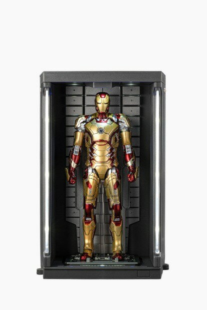 商品名：アイアンマン MK42 + ホール・オブ・アーマー（6970562685172）発売予定日：2026年11月内※入荷次第、発送となります。 ※発売日の確約はできかねますので、予めご了承ください。 ※ご予約後のお客様都合によるキャンセル等は一切お受けしておりませんので、ご了承ください。 ※予約商品はメーカー様より予告なく、大幅に減数・カットされることがございます。その場合、お客様のご発注数に対し満数ご用意できない場合もございます。 ※海外仕入商品の為、多少の箱潰れが発生する可能性がございます。箱潰の交換は出来かねます。ご了承ください。 商品説明: 革新的なマグネット設計:自由自在に組み合わせられる格納庫(ホール・オブ・アーマー) 本フィギュアには、こだわりのマグネット設計を採用しており、その日の気分に合わせて自由にアーマーを組み合わせることができます。デスクの上に飾っても、専用の格納庫にディスプレイしても、特別感たっぷりで気分が上がること間違いなし! さらに、ライトアップ機能付きの格納庫は、夜に部屋の明かりを消すと、より一層深みのある素晴らしい雰囲気を演出してくれます。 商品内容: ・アイアンマンMK42×1 ・ホール・オブ・アーマー×1