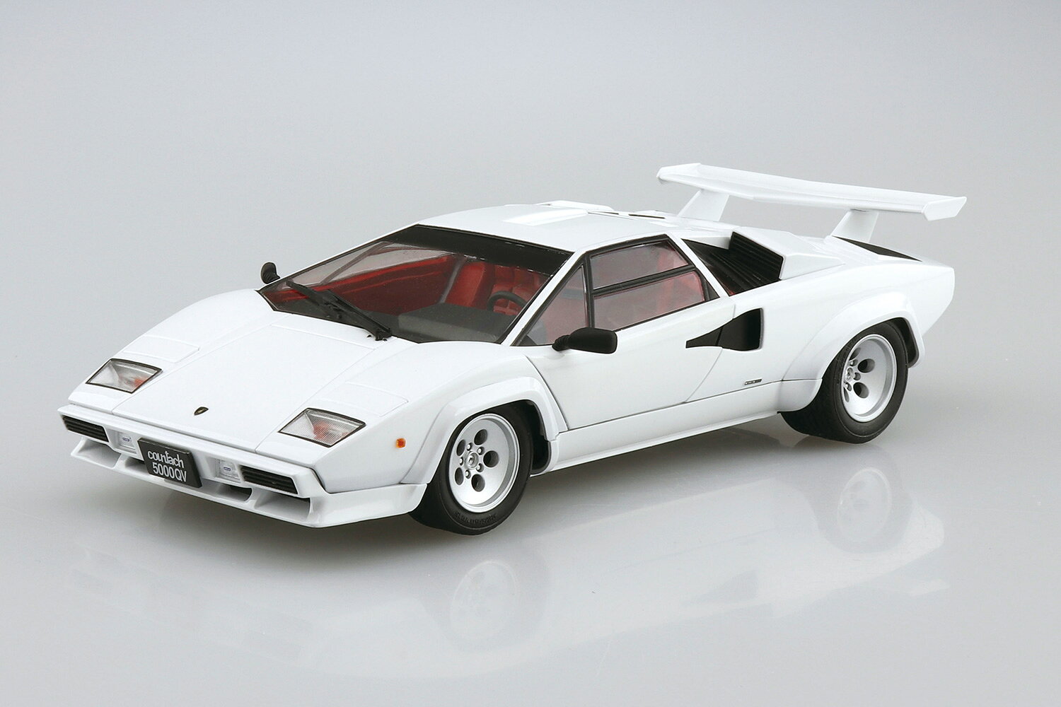 メーカー希望小売価格はメーカーサイトに基づいて掲載しています・85年式と88年式インジェクション仕様を選択して組立可能 ・エンジンフードは開閉可能、完成後も組み立てたエンジンを鑑賞できます ・シザーズドアは、組み立てた後も開けた状態を再現することが可能 ・5.2L V12エンジンを精密に再現 ・テールライトは色分けで成型 ・リトラクタブルライトは開いた状態も選択可能 ・窓枠マスキングシール付属 ※画像は試作品であり、実際の商品とは異なる場合があります。 ※組み立てにはプラモデル用接着剤等の工具が必要となります。 ■メーカー：青島文化教材社(AOSHIMA)検索ワード：カーモデル、モデルカー、プラモデル