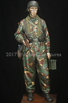 メーカー希望小売価格はメーカーサイトに基づいて掲載していますAlpine Miniatures製レジンフィギュアです。ノルマンディで勇名を馳せたSS第12装甲師団の兵士を、同師団で多く見られたイタリア軍テント地を使用した迷彩服姿の機関銃給弾手として再現しました。ドイツ軍の歩兵分隊はMG34/42を火力の中心として組み立てられており、分隊員の1/3-1/4はMG機銃手の補佐として弾薬を供給する給弾手でした。敵と遭遇した場合、彼が如何に早く機銃に弾薬を装填できるかが分隊の死命を決することも多く、かつ機銃手が戦死した場合は代わって機銃に取り付くのも彼らの仕事でした。隅々まで考証の行き届いた原型で、注型も良く、存分に塗装を楽しめる製品に仕上がっています。 ※組み立て塗装が必要なプラモデルです。 ■サイズ：1/16■メーカー：Alpine Miniatures検索ワード：プラモデル、フィギュア、Alpine