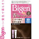 ◆商品説明 ・密着して染める。濃密クリームが生え際にくいつきとどまる。 ・色持ち成分配合。染料の流出を抑え、日にちが経っても髪色キレイ。 ・ツンとしない、ほのかなアロマの香り。 ・天然由来のトリートメント成分配合。 ◆使用方法 (1)混合クリームをつくります。 1剤と2剤を同量出し、よく混ぜます。 (2)クリームをぬります。 乾いた髪に、コームブラシでムラなくぬります。15分放置 (3)洗い流します。 よくすすぎ、シャンプー・リンスで仕上げます。 ◆セット詳細 1剤：40g 2剤：40g ◆成分 ・1剤 有効成分：5-アミノオルトクレゾール、パラアミノフェノール、メタアミノフェノール、硫酸トルエン-2.5-ジアミン、レゾルシン その他の成分：HEDTA・3Na液、PEG-8、PEG(32)、POEステアリルエーテル、POEセチルエーテル、POE(2)ラウリルエーテル、POE(21)ラウリルエーテル、アスコルビン酸、イソプロパノール、塩化トリメチルアンモニオヒドロキシプロピルヒドロキシエチルセルロース、オリブ油、強アンモニア水、高重合ジメチコン-1、水酸化Na、ステアリルアルコール、セタノール、タウリン、ツバキ油、テアニン、パラベン、ヒアルロン酸Na-2、ベヘントリモニウムクロリド、ポリ塩化ジメチルメチレンピペリジニウム液、無水亜硫酸Na、モノエタノールアミン、ヤシ油、ワセリン、黄203、香料 ・2剤 有効成分：過酸化水素水 その他の成分：PG、POE(20)POP(4)セチルエーテル、POEセチルエーテル、イソステアリルアルコール、クエン酸、ステアリルアルコール、ステアルトリモニウムクロリド、セタノール、フェノキシエタノール ◆注意事項 必ずご購入前・ご使用前にお読みください。 ・ご使用の際は必ず使用説明書をよく読んで正しくお使いください。 ・ヘアカラーはまれに重いアレルギー反応をおこすことがあります。 ・次の方は使用しないでください。 (1)今までに本品に限らずヘアカラーでかぶれたことのある方 (2)今までに染毛中または直後に気分の悪くなったことのある方 (3)頭皮あるいは皮膚が過敏な状態になっている方(病中、病後の回復期、生理時、妊娠中等) (4)頭、顔、首筋にはれもの、傷、皮膚病がある方 ・ご使用の際には使用説明書にしたがい、毎回必ず染毛の48時間前に皮膚アレルギー試験(パッチテスト)をしてください。 ・薬剤や洗髪時の洗い液が目に入らないようにしてください。 ・眉毛、まつ毛には使用しないでください。 ・幼小児の手の届かない所に保管してください。 ・高温や直射日光を避けて保管してください。 ・幼小児には使用しないでください。