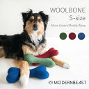 WOOLBONE ウールボーン Sサイズ 3カラー ※こちらはSサイズです 犬に骨をあげる。それはずっと昔から言われているフレーズですが、「モダンビースト」でアップデート。 「ウールボーン」 はスタイリッシュでモダンなデザイン、それでいてエコで環境にやさしい100％ウール素材で出来ています（ウールは再生可能な資源です） 安全で臭いに強い「ウールボーン」は、活発なワンちゃんにも十分耐えることができる丈夫さと、スタイリッシュな見た目の良さを兼ね揃えています。 フェルト生地は柔らかくて肌触りもやさしく、天然素材なのでペットにも安心。 柔らかな噛み心地のフェルトにワンちゃんも興味津々！ 噛む本能も満たされ、運動不足やストレス、肥満解消などにも役立ちます。 カミカミしたい（成長期の歯がかゆい）お年頃のおもちゃとしても最適です！ ●素材：ウール 100% ●アメリカ製 ●サイズ：（Sサイズ）約7cm x 約15.5cm （Lサイズ）約9cm x 約21cm ＊こちらの商品は「並行輸入品」ではなく「日本正規代理店品」ですのでご安心ください。 「MODERNBEAST」--------------- 私たちは冒険心を持った犬猫たち、デザインにこだわりを持つ彼らの飼い主たちのために、モダンなおもちゃ・アパレル・ホームグッズを作っています。 私たち自身の動物たちにインスパイアを受け、ホームであるアメリカで高品質な素材のみを使用しデザインと製造を行っています。 私たちの想いが詰まったプロダクツは、パートナーがどんなサイズ・体型・品種であろうとあなたとの絆を強めてくれるでしょう。 ------------------------------ 「MODERNBEAST / モダンビースト」全商品はこちら ▼▼こちらもオススメ！ 「Cloud7 / クラウド・セブン : ドイツ」 「Da Vinci / ダヴィンチ」 ■□6箇所あるアジャスターで全ての犬にジャストフィット！□■ ドッグトレーナーや獣医が推薦する、アメリカのブランド「BLUE-9/ブルーナイン」 「Tre Ponti / トレ・ポンティ」 ▼「WOLFGANG ウルフギャング」