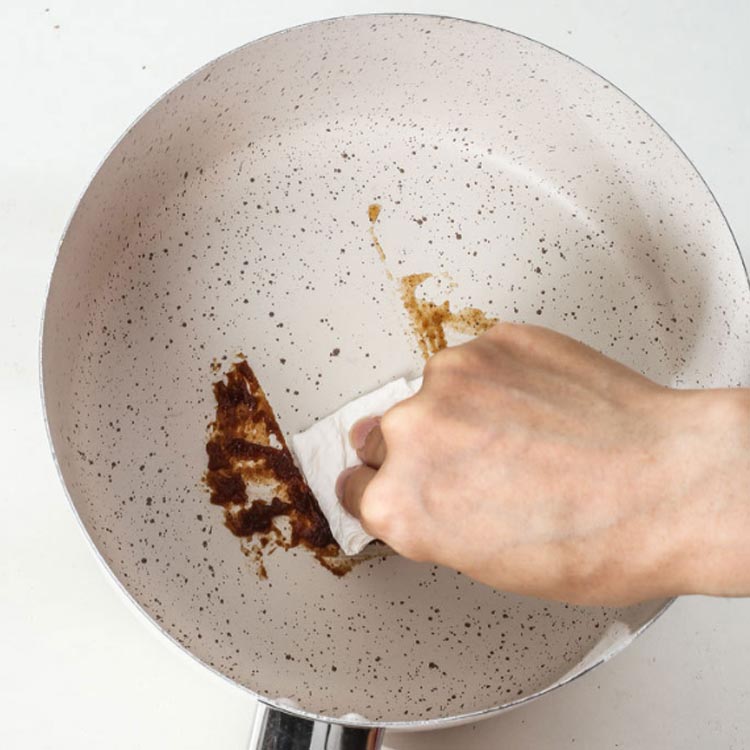 Startlineの15cm 多機能 味噌汁 煮物 揚げ物 一人鍋 ソースパン 洗いやすい マーブルコーティング ガス火対応 IH対応 焦げ付きにくく 蓋付き｜アングル3
