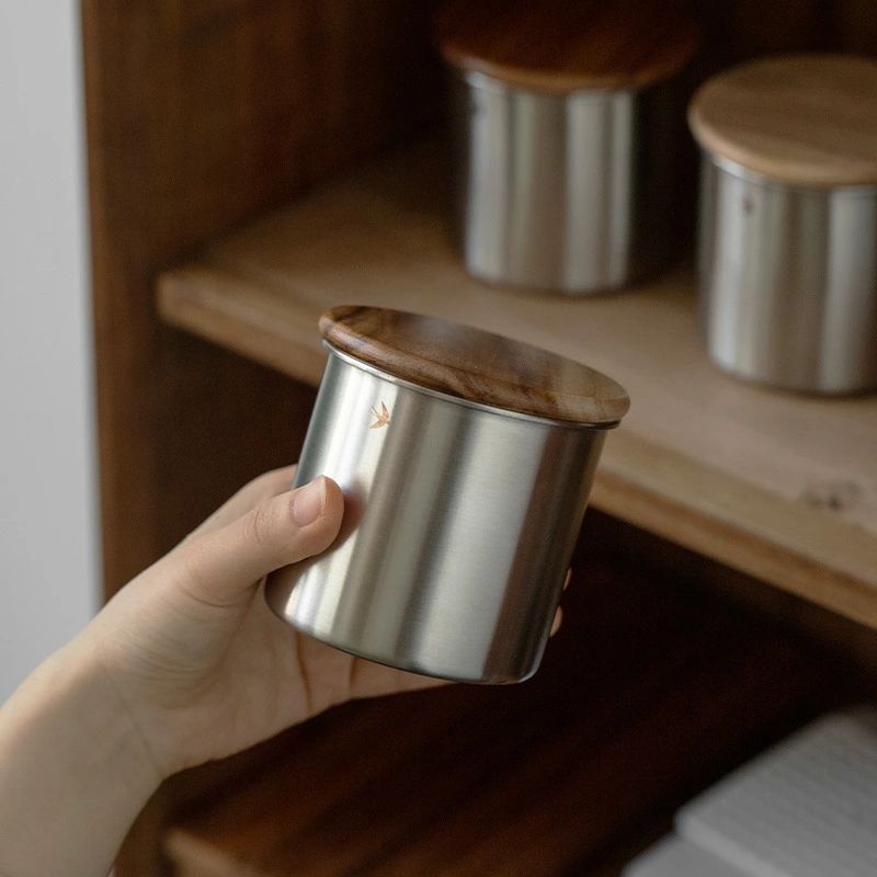 この商品について ■【取り出しやすい】口が広くてので、中の物を簡単に取り出すことができます。クッキー、お茶、小麦粉、 コーヒー豆、ナッツなども自由に入れることができます。 ■【密封性がよい】ガラスキャニスターは竹フタにはシリコンパッキンが付いているので、しっかりと密閉保存してくれます。湿気から食品を守るのでいつでも新鮮な状態で食べられます。 ■【スタイリッシュなデザイン】：シンプルで洗練されたデザインのステンレスコーヒーキャニスター。キッチンやオフィスでのコーヒータイムを美しく彩ります。 ■【ギフトに最適】：コーヒーラバーに喜ばれるプレゼントとしてもおすすめです。贈り物としても、自分用としても満足感を与えるアイテムです。 ※同じカラー名でも大小によって色味が異なる場合がございます。 ※モニターの発色具合によって実際のものと色が異なる場合があります。 よく一緒に購入されている商品 コーヒー用紙スタンド 木製 コーヒー ペーパー収納 コーヒーフィルターホルダー 1,980円 木製鍋敷き 和風 タイル 木 断熱 ビンテージ風 北欧2,680円 フルーツピック セット 5本入り 木製 ステンレス デザートフォーク2,980円 新作商品はこちら ヘッドホンスタンド 天然木 高級ブラックウォールナット3,990円 コーヒーサーバー おしゃれなコーヒー 器具 注ぐコーヒースタンド4,980円〜 カッティングボード 木製 キッチン用 カッティングボード カフェ風5,390円この商品について ■【取り出しやすい】口が広くてので、中の物を簡単に取り出すことができます。クッキー、お茶、小麦粉、 コーヒー豆、ナッツなども自由に入れることができます。 ■【密封性がよい】ガラスキャニスターは竹フタにはシリコンパッキンが付いているので、しっかりと密閉保存してくれます。湿気から食品を守るのでいつでも新鮮な状態で食べられます。 ■【スタイリッシュなデザイン】：シンプルで洗練されたデザインのステンレスコーヒーキャニスター。キッチンやオフィスでのコーヒータイムを美しく彩ります。 ■【ギフトに最適】：コーヒーラバーに喜ばれるプレゼントとしてもおすすめです。贈り物としても、自分用としても満足感を与えるアイテムです。 ※同じカラー名でも大小によって色味が異なる場合がございます。 ※モニターの発色具合によって実際のものと色が異なる場合があります。 よく一緒に購入されている商品 コーヒー用紙スタンド 木製 コーヒー ペーパー収納 コーヒーフィルターホルダー 1,980円 木製鍋敷き 和風 タイル 木 断熱 ビンテージ風 北欧2,680円 フルーツピック セット 5本入り 木製 ステンレス デザートフォーク2,980円 新作商品はこちら ヘッドホンスタンド 天然木 高級ブラックウォールナット3,990円 コーヒーサーバー おしゃれなコーヒー 器具 注ぐコーヒースタンド4,980円〜 カッティングボード 木製 キッチン用 カッティングボード カフェ風5,390円