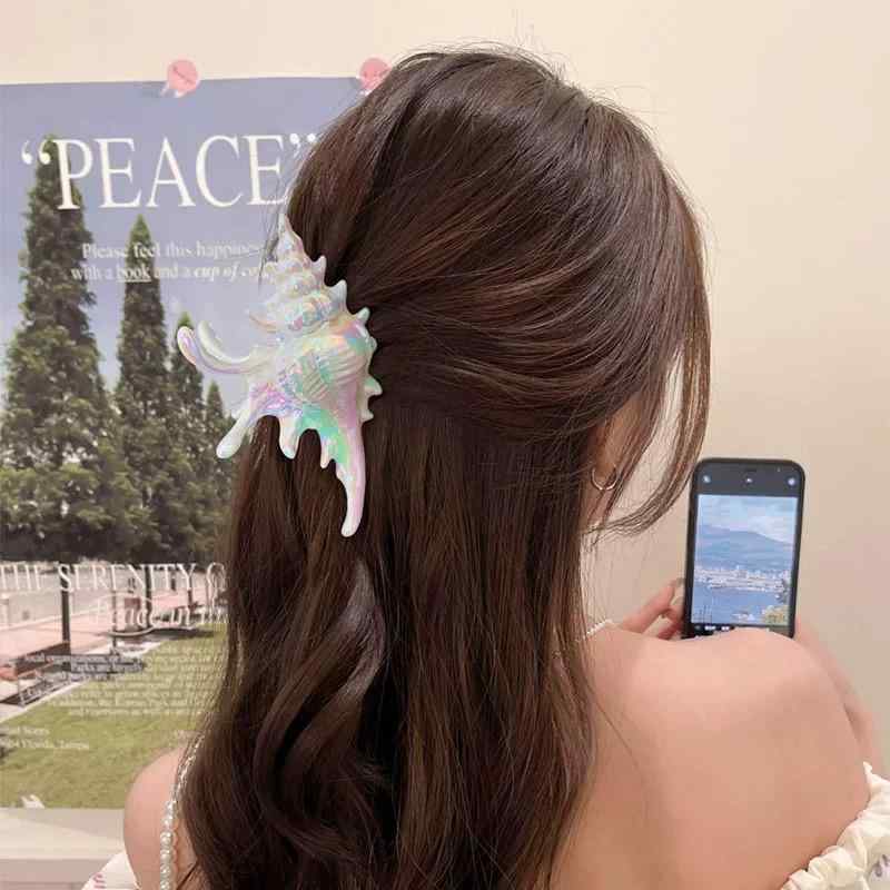ヘアクリップ 貝殻 夏 海 ビーチ風 おしゃれ レディース ヘアアクセサリー 旅行 シェルモチーフ 髪留め かわいい 披露宴 イベント