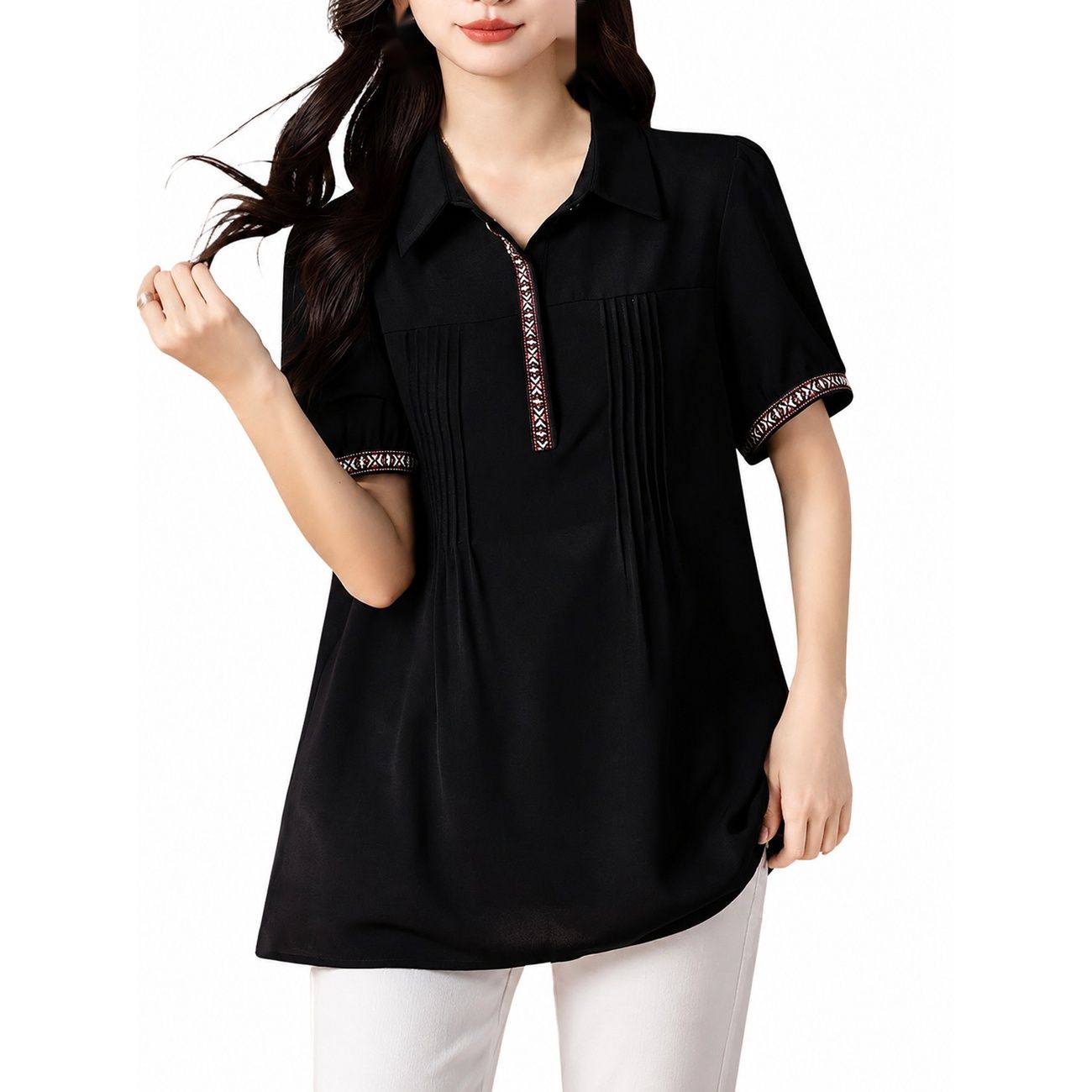 　　　 ◆◇◆売れている秘密◆◇◆ [XL] バスト:107 着丈:75.5 / [2XL] バスト:172 着丈:76.5 / [3XL] バスト:117 着丈:77.5 / [4XL] バスト:122 着丈:78.5 / [5XL] バスト:127 着丈:79.5 【洗練されたバイカラーデザイン】上品な黒を基調とし、襟元と袖口にエスニック風の配色を施したシフォン ブラウスです。胸元のピンタックが縦ラインを強調し、すっきりとした印象を与えます。お出かけやお仕事など、どんなシーンでも着るだけで落ち着きのある大人の魅力を引き立ててくれる半袖 トップスです。 【体型カバーを叶えるシルエット】程よいゆとりを持たせたゆったり トップスなので、気になるお腹まわりや二の腕を優しく隠します。さらっとした薄手の生地を使用しており、風通りがよく汗ばむ季節でもベタつきにくく爽やか。気になるラインを隠しながら、上品で軽やかな佇まいを演出するプルオーバーです。 【毎日の着こなしが広がる】落ち着いた襟付きシャツは、デニムと合わせて大人カジュアルにするのも、白いパンツと合わせて清潔感のある装いにするのもおすすめです。毎日のコーディネートが楽しくなる半袖シャツで、忙しい朝でもサッと合わせるだけで上品なデイリースタイルが完成します。 【お手入れ簡単でいつもきれいに】シワになりにくいシフォン素材を採用したレディース トップスです。お洗濯の後も乾きやすく、アイロンがけの手間が省けるため、忙しい日常でも手軽にお手入れができます。丁寧な裁縫で仕立てられており、何度着用しても型崩れしにくく、長くご愛用いただけます。 　　　◆◇◆注意事項◆◇◆ご覧のモニターの環境、撮影環境により実物と色味が異なって見える場合がございます。湿った状態で他のものと擦り合わせると色が移る恐れがあります。濃色品の洗濯時は、白色、淡色と分けて洗ってください。説明 【商品紹介】 ◆[XL] バスト:107 着丈:75.5 / [2XL] バスト:172 着丈:76.5 / [3XL] バスト:117 着丈:77.5 / [4XL] バスト:122 着丈:78.5 / [5XL] バスト:127 着丈:79.5 ◆【洗練されたバイカラーデザイン】上品な黒を基調とし、襟元と袖口にエスニック風の配色を施したシフォン ブラウスです。胸元のピンタックが縦ラインを強調し、すっきりとした印象を与えます。お出かけやお仕事など、どんなシーンでも着るだけで落ち着きのある大人の魅力を引き立ててくれる半袖 トップスです。 ◆【体型カバーを叶えるシルエット】程よいゆとりを持たせたゆったり トップスなので、気になるお腹まわりや二の腕を優しく隠します。さらっとした薄手の生地を使用しており、風通りがよく汗ばむ季節でもベタつきにくく爽やか。気になるラインを隠しながら、上品で軽やかな佇まいを演出するプルオーバーです。 ◆【毎日の着こなしが広がる】落ち着いた襟付きシャツは、デニムと合わせて大人カジュアルにするのも、白いパンツと合わせて清潔感のある装いにするのもおすすめです。毎日のコーディネートが楽しくなる半袖シャツで、忙しい朝でもサッと合わせるだけで上品なデイリースタイルが完成します。 ◆【お手入れ簡単でいつもきれいに】シワになりにくいシフォン素材を採用したレディース トップスです。お洗濯の後も乾きやすく、アイロンがけの手間が省けるため、忙しい日常でも手軽にお手入れができます。丁寧な裁縫で仕立てられており、何度着用しても型崩れしにくく、長くご愛用いただけます。 【洗濯の注意事項】 ★洗濯機洗い可/手洗い可