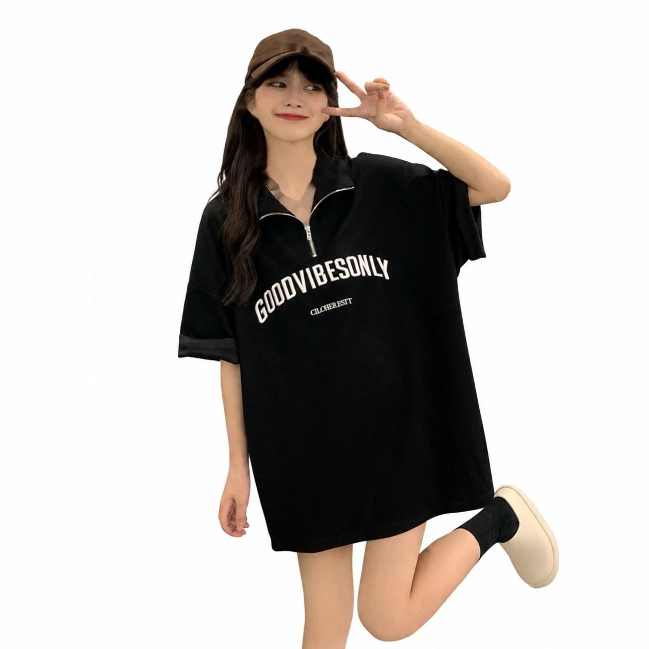 　　　 ◆◇◆売れている秘密◆◇◆ [XL] バスト:104 着丈:62 / [2XL] バスト:108 着丈:63 / [3XL] バスト:112 着丈:64 【スタイリッシュなデザイン】トレンドのハーフジップを取り入れた襟付き カットソーは、胸元の英字プリントが程よいアクセントになり、大人のこなれ感を演出します。落ち着いたカラーでコーディネートに合わせやすく、1枚でトレンド感のあるカジュアル ロゴtシャツとして、毎日のコーディネートを華やかに彩ります。 【体型カバーと美シルエット】全体的にゆとりを持たせたゆったり トップスは、気になるヒップや二の腕を自然にカバーするオーバーサイズ チュニック丈に仕上げました。体のラインを拾いにくいストンとした落ち感のあるシルエットが、すっきりとした細見えを叶え、体型が気になる方にも安心してお召しいただけます。 【快適な着心地と着回し力】肌触りが良く通気性に優れた生地を使用した半袖 tシャツ レディースは、汗ばむ季節でも快適な状態をキープします。デニムやハーフパンツと合わせたスポーティーな装いはもちろん、スカートと合わせて大人カジュアルに着こなすなど、様々な表情を楽しめるポロシャツ レディースです。 【イージーケアと丁寧な縫製】ファスナー部分は丁寧に縫製されており、スムーズに開閉できるハーフジップ プルオーバーです。ご自宅の洗濯機で洗えるためお手入れが簡単で、型崩れを気にせずデイリーに使えます。ヨレにくいしっかりとした仕立てで、お気に入りのゆったり トップスとして長くご愛用いただけます。 　　　◆◇◆注意事項◆◇◆ご覧のモニターの環境、撮影環境により実物と色味が異なって見える場合がございます。湿った状態で他のものと擦り合わせると色が移る恐れがあります。濃色品の洗濯時は、白色、淡色と分けて洗ってください。説明 【商品紹介】 ◆[XL] バスト:104 着丈:62 / [2XL] バスト:108 着丈:63 / [3XL] バスト:112 着丈:64 ◆【スタイリッシュなデザイン】トレンドのハーフジップを取り入れた襟付き カットソーは、胸元の英字プリントが程よいアクセントになり、大人のこなれ感を演出します。落ち着いたカラーでコーディネートに合わせやすく、1枚でトレンド感のあるカジュアル ロゴtシャツとして、毎日のコーディネートを華やかに彩ります。 ◆【体型カバーと美シルエット】全体的にゆとりを持たせたゆったり トップスは、気になるヒップや二の腕を自然にカバーするオーバーサイズ チュニック丈に仕上げました。体のラインを拾いにくいストンとした落ち感のあるシルエットが、すっきりとした細見えを叶え、体型が気になる方にも安心してお召しいただけます。 ◆【快適な着心地と着回し力】肌触りが良く通気性に優れた生地を使用した半袖 tシャツ レディースは、汗ばむ季節でも快適な状態をキープします。デニムやハーフパンツと合わせたスポーティーな装いはもちろん、スカートと合わせて大人カジュアルに着こなすなど、様々な表情を楽しめるポロシャツ レディースです。 ◆【イージーケアと丁寧な縫製】ファスナー部分は丁寧に縫製されており、スムーズに開閉できるハーフジップ プルオーバーです。ご自宅の洗濯機で洗えるためお手入れが簡単で、型崩れを気にせずデイリーに使えます。ヨレにくいしっかりとした仕立てで、お気に入りのゆったり トップスとして長くご愛用いただけます。 【洗濯の注意事項】 ★洗濯機洗い可/手洗い可